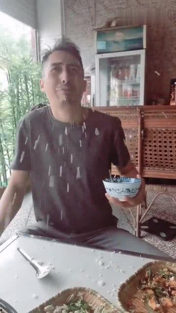 搞笑吃饭视频,笑料横生！吃饭视频里的欢乐瞬间大盘点