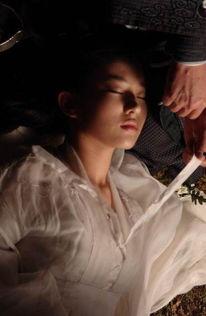 甘婷婷的床吻戏,情感纠葛引热议
