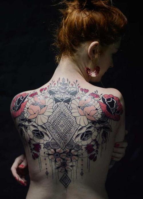 女背纹身图案大全图片,女性背部纹身图案精选集